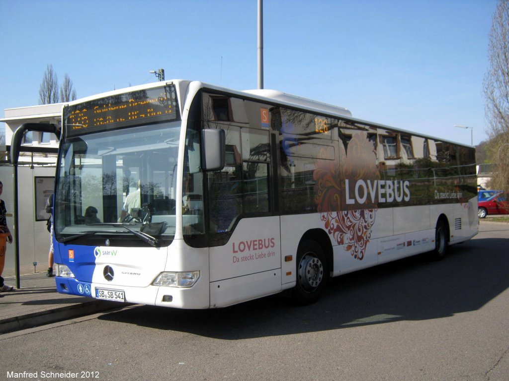 Mercedes Citaro Bus von Saarbahn und Bus in Saarbrcken Brebach. Die Werbung auf dem Bus war eine Aktion zum Valentinstag 2012.