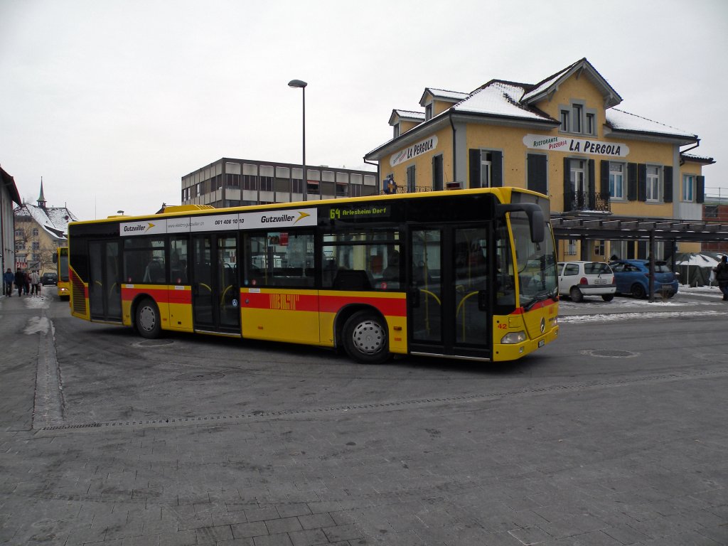 Mercedes Citaro mit der Betriebsnummer 42 auf der Linie 64 am Bahnhof in Dornach. Die Aufnahme stammt vom 13.02.2012.