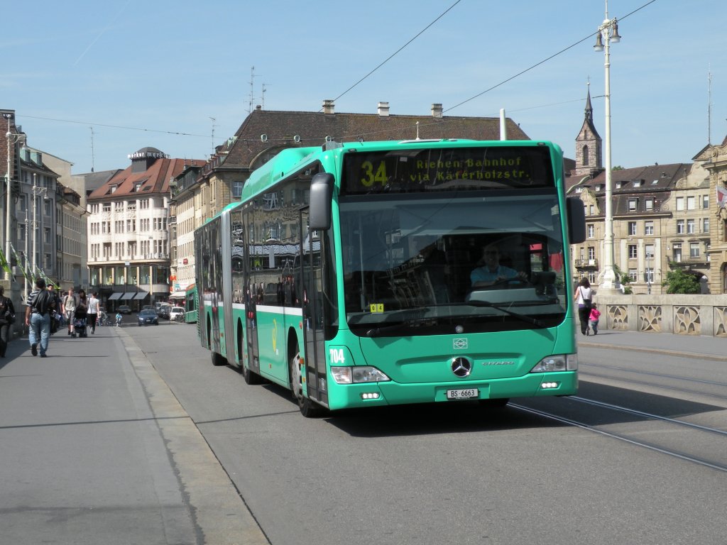 Mercedes Citaro mit der Betriebsnummer 704 berquert die Mittlere Rheinbrcke Richtung Haltestelle Rheingasse. Die Aufnahme stammt vom 20.05.2009.