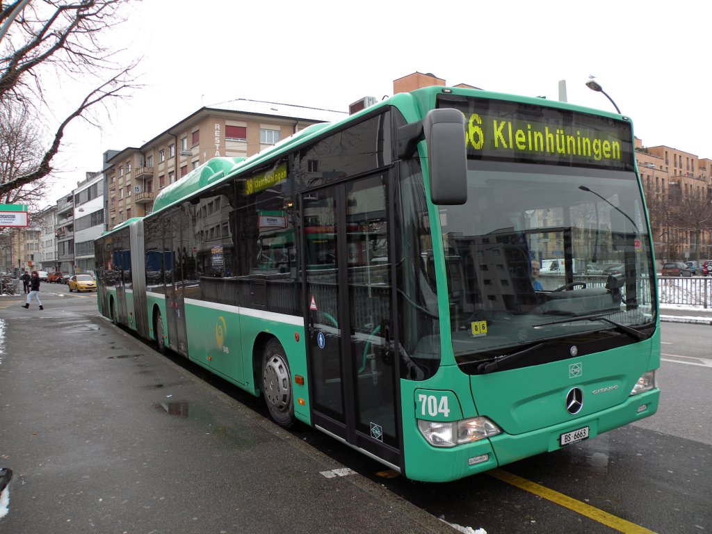 Mercedes Citaro mit der Betriebsnummer 704 an der Endhaltestelle der Linie 36 in Kleinhningen. Die Aufnahme stammt vom 31.01.2010.