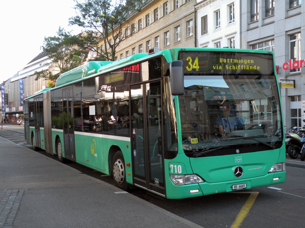 Mercedes Citaro mit der Betriebsnummer 710 auf der Linie 34 an der Haltestelle Claraplatz. Die Aufnahme stammt vom 01.09.2010.