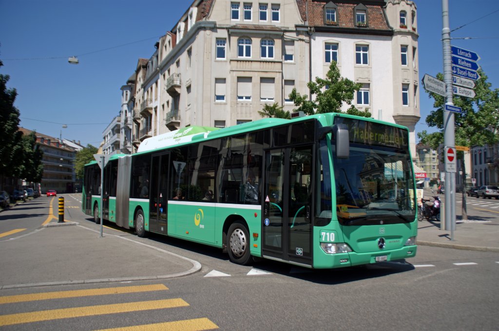 Mercedes Citaro mit der Betriebsnummer 710 fhrt auf die Haltestelle Wettsteinplatz in Basel ein. Die Aufnahme stammt vom 30.07.2011.