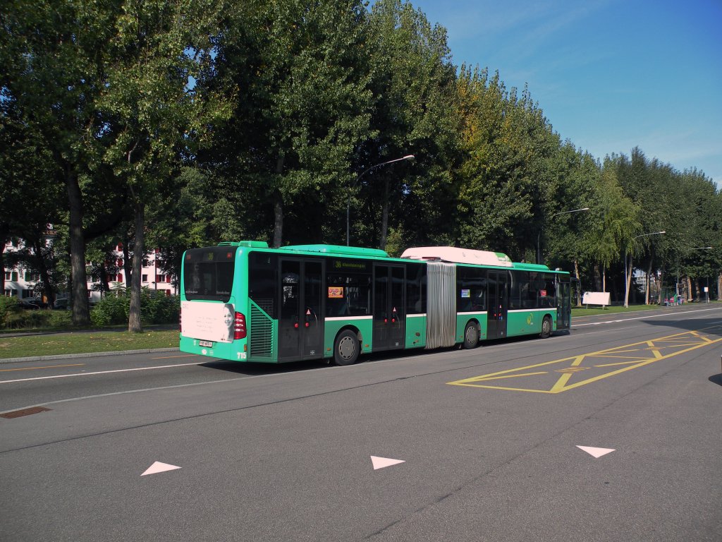 Mercedes Citaro mit der Betriebsnummer 715 fhrt Richtung Endstation der Linie 36 in Kleinhningen. Die Aufnahme stammt vom 22.09.2011.