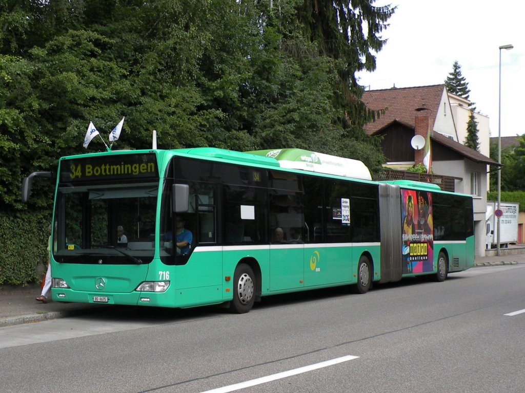 Mercedes Citaro mit der Betriebsnummer 716 auf der Linie 34 an der Haltestelle Zeigerweg in Bottmingen. Die Aufnahme stammt vom 09.07.2012.

