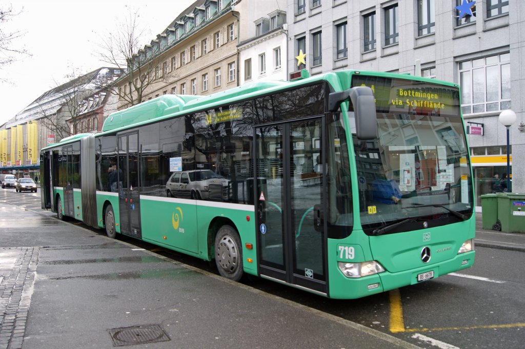 Mercedes Citaro mit der Betriebsnummer 719 steht am Claraplatz auf der Linie 34 Richtung Bottmingen. Die Aufnahme stammt vom 14.01.2010.