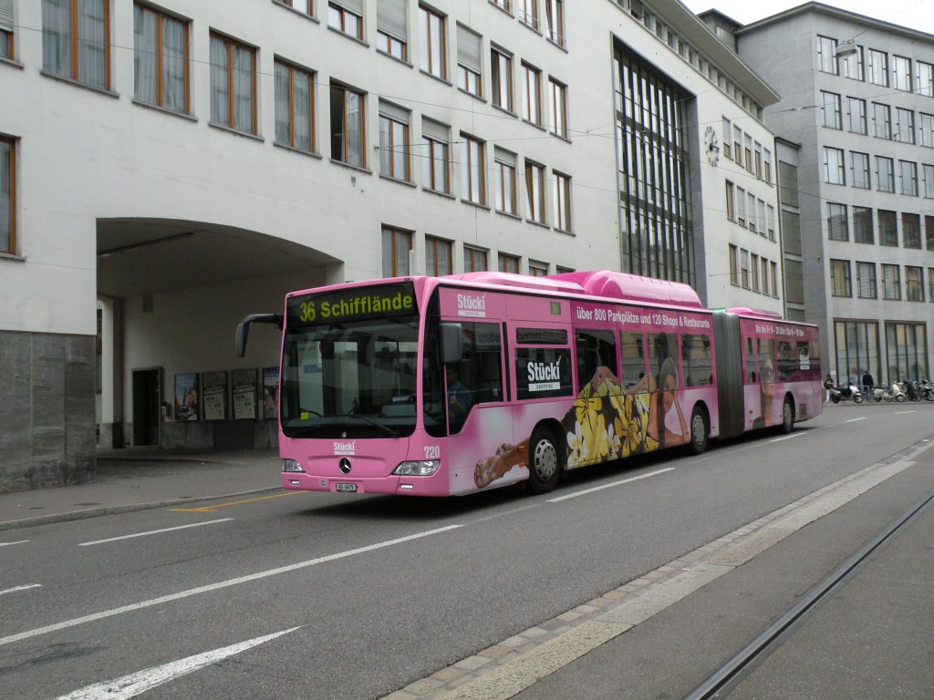 Mercedes Citaro mit der Betriebsnummer 720 und der Vollwerbung fr das Einkaufszentrum Stcki. Die Aufnahme stammt vom 07.06.2010.