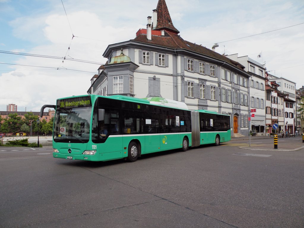 Mercedes Citaro mit der Betriebsnummer 721 auf der Linie 38 beim Universittsspital in Basel. Die Aufnahme stammt vom 22.05.2011.
