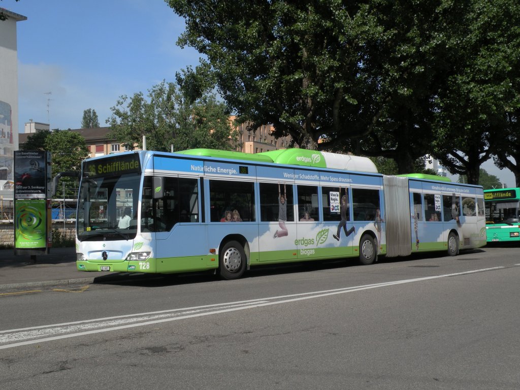 Mercedes Citaro mit der Betriebsnummer 728 auf der Linie 36 an der Enstration in Kleinhningen. Die Aufnahem stammt vom 21.06.2012.

