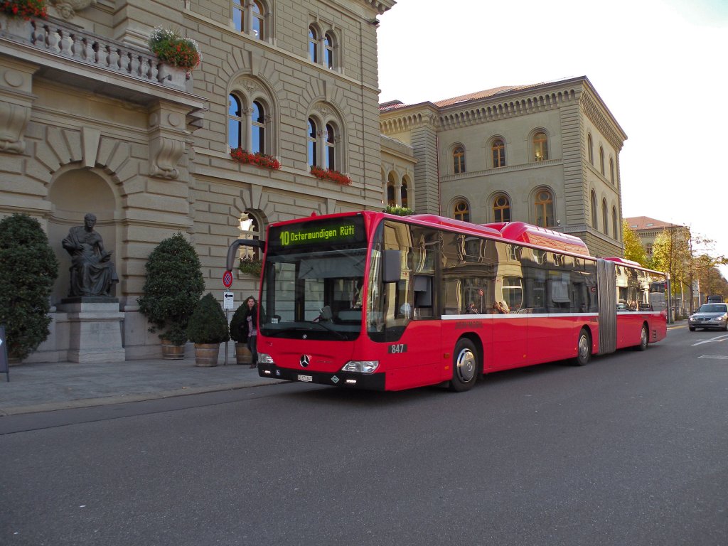 Mercedes Citaro mit der Betriebsnummer 847 auf der Linie 10 beim Bundeshaus in Bern. Die Aufnahme stammt vom 01.11.2010.