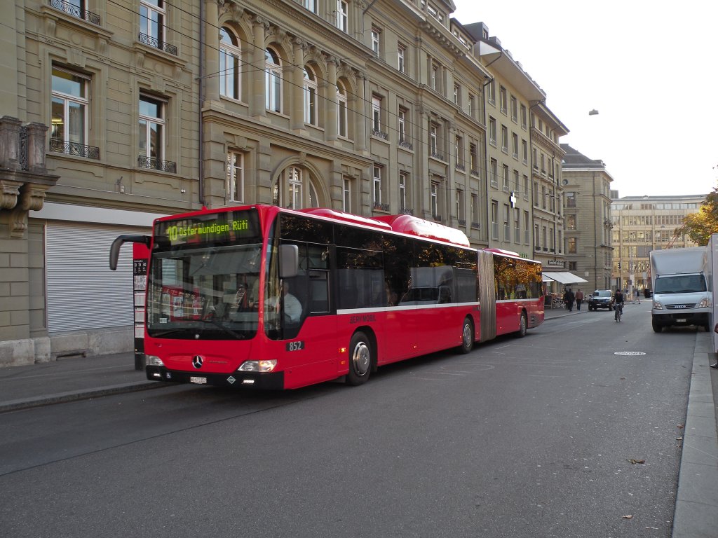 Mercedes Citaro mit der Betriebsnummer 852 auf der Linie 10 beim Bubenbergplatz in Bern. Die Aufnahme stammt vom 01.11.2010.