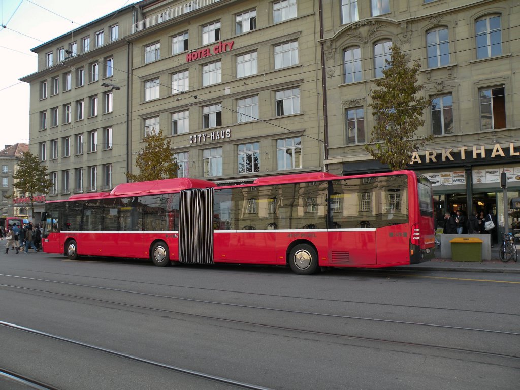 Mercedes Citaro mit der Betriebsnummer 853 auf der Linie 17 beim Bahnhofplatz in Bern. Die Aufnahme stammt vom 01.11.201