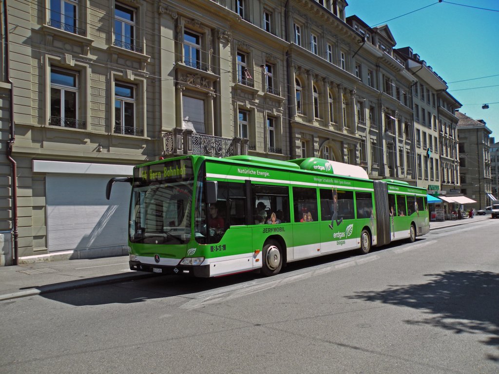 Mercedes Citaro mit der Betriebsnummer 856 und der Vollwerbung fr Erdgas und Biogas beim Bubenbergplatz in Bern. Die Aufnahme stammt vom 26.08.2010