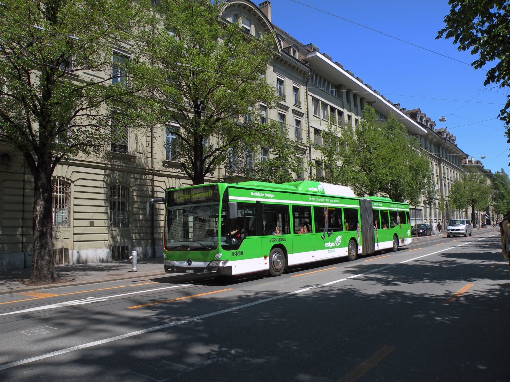 Mercedes Citaro mit der Betriebsnummer 856 und der Erdgaswerbung auf der Linie 17 in der Bundesgasse in Bern. Die Aufnahme stammt vom 18.05.2011.
