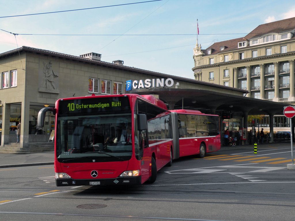 Mercedes Citaro mit der Betriebsnummer 858 auf der Linie 10 beim Casinoplatz. Die Aufnahme stammt vom 01.11.2010.