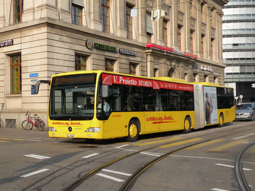 Mercedes Citaro mit der Betriebsnummer 87 der AAGL auf der Linie 81 am Aeschenplatz. Die Aufnahme stammt vom 04.03.2012. 