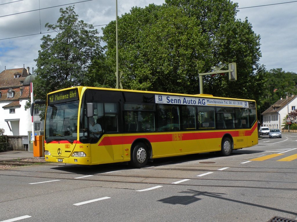 Mercedes Citaro mit der Betriebsnummer 95 auf der Linie 47 kurz nach der Haltestelle Bottmingen. Die Aufnahme stammt vom 09.07.2012.



