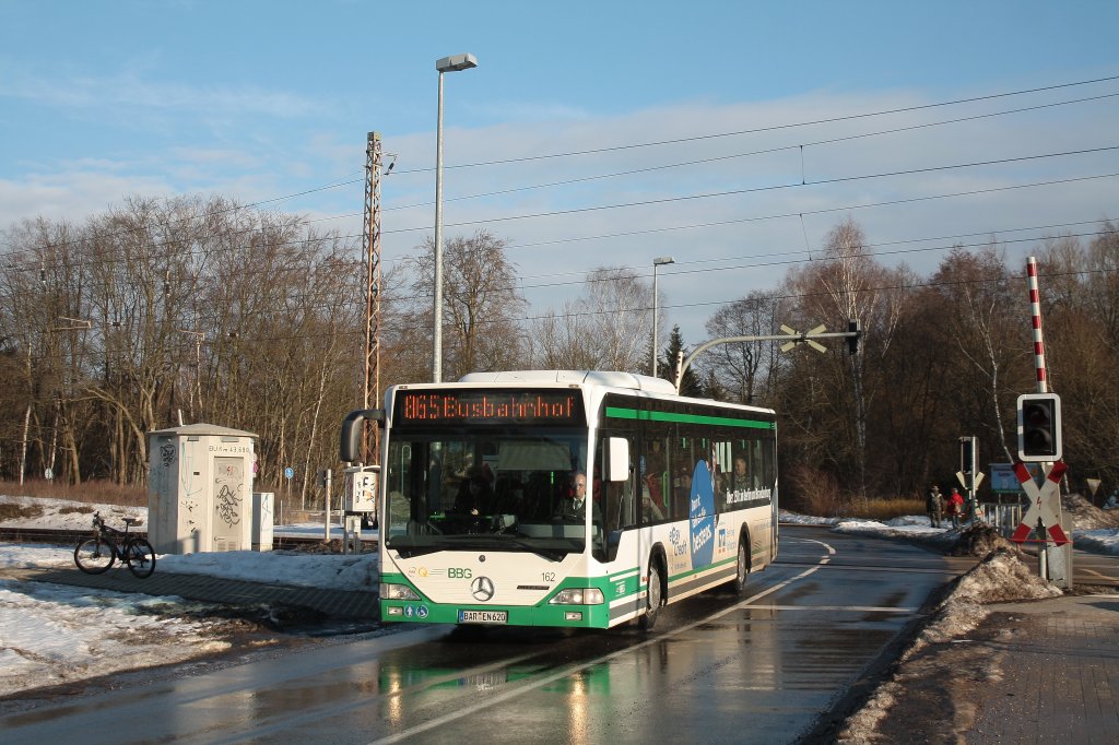 Mercedes Citaro - Wagen 162 der BBG Eberswalde berquert die Bahnstrecke Berlin-Stralsund am 25.02.2010 (Linie 865)