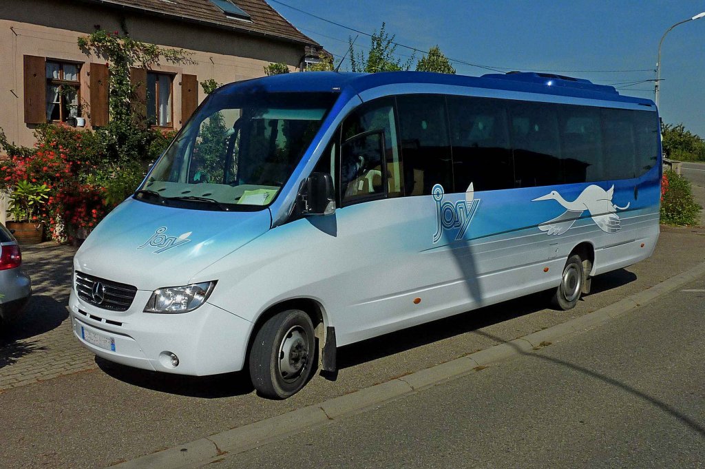 Mercedes, kleiner Reisebus, gesehen im Elsa, Aug.2011 