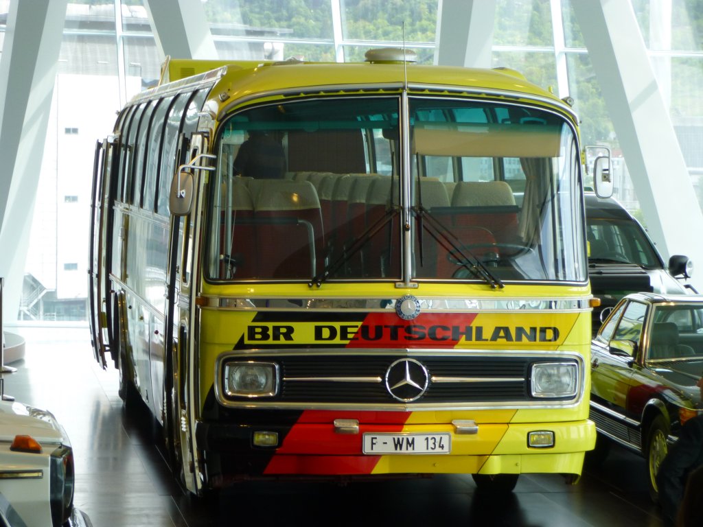 Mercedes O 302, originalgetreuer Nachbau des Mannschaftsbusses der deutschen Weltmeistermannschaft 1974, Mercedes-Benz Museum Stuttgart 30.05.2013