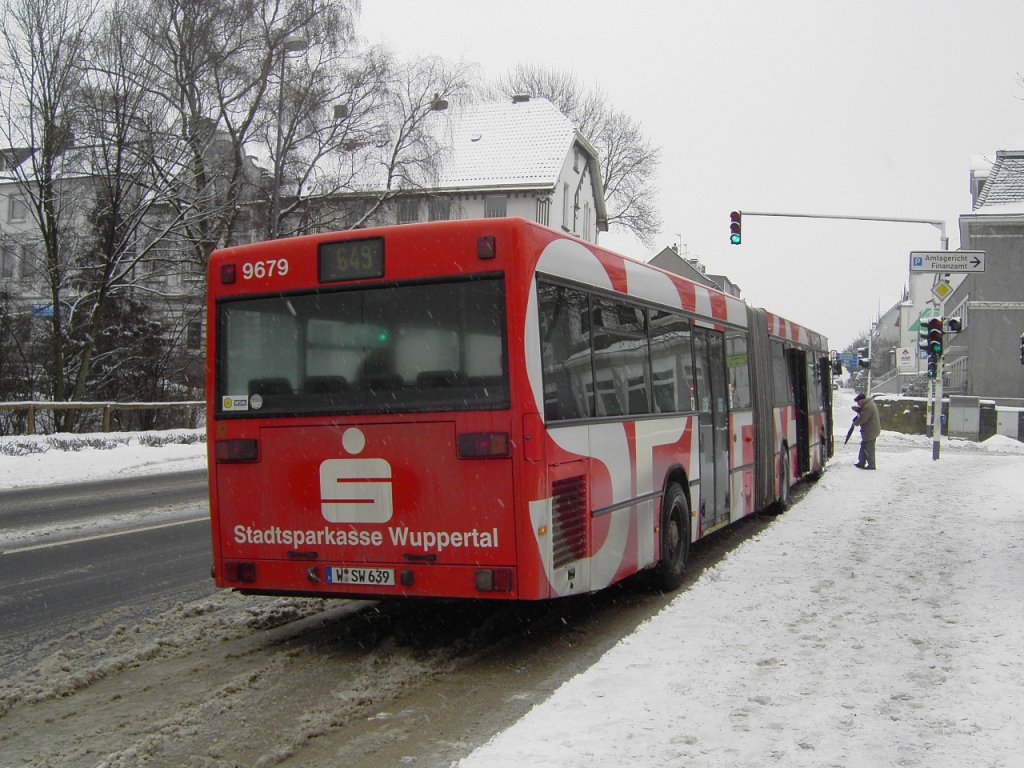 Mercedes O 405 GN2 (Wagennummer 9679, Kfz-Kennzeichen W-SW 639, Baujahr 1996) der WSW mobil GmbH (WSW), Wuppertal. Der Bus ist im Einsatz als Linie 649 (Velbert, Postamt - Velbert-Neviges - Wuppertal-Elberfeld, Schauspielhaus). Aufgenommen am 14.02.2010. Ort: Velbert, Postamt.