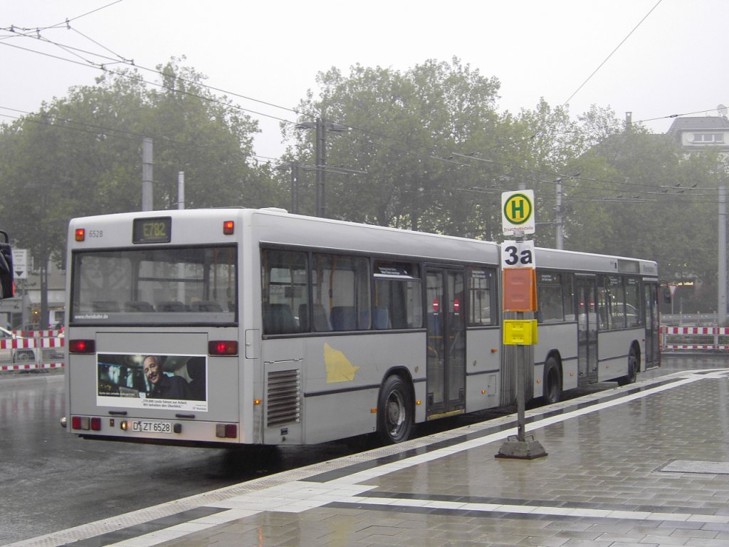 Mercedes O 405 GN2 (Wagennummer 6528, Kfz-Kennzeichen D-ZT 6528, Baujahr 1997) der Rheinbahn AG Düsseldorf, im Einsatz als Linie 782 (Düsseldorf, Jan-Wellem-Platz - Hilden Süd S-Bahnhof - Solingen Hauptbahnhof). Aufgenommen am 16.10.2009. Ort: Solingen Hauptbahnhof.