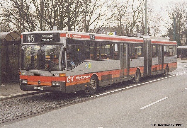 Mercedes O 405 GTD Duo-Gelenkbus Essener Verkehrs-AG EVAG
berreste eines Versuches mit Diesel- und (unterirdischem) Oberleitungsbetrieb waren die sogenannten Duo-Busse der EVAG aus den Jah-
ren 1986/87, deren Dienst im September 2001 endete. Nachtrglich wurden linksseitig zustzliche Tren fr Untergrundstrecken installiert. 
