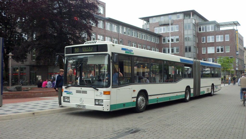 Mercedes O 405 (Kennzeichen H-RV 436), auf der Linie 949 nach Arpke/Bahnhof in der Bugdorfer Strae/Lehrte.
