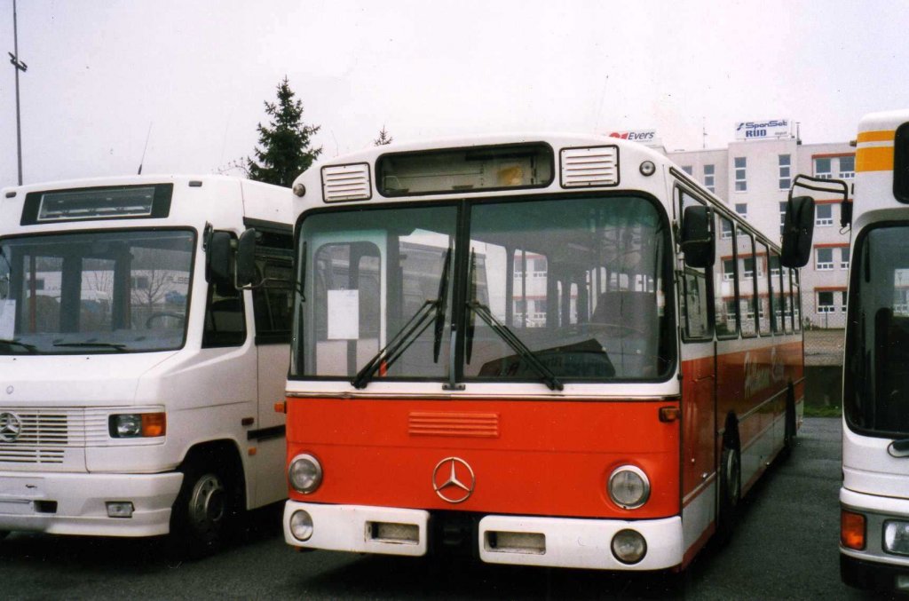 Mercedes O305, aufgenommen im Mrz 1997 im GWZ der Neoplan NL Rhein Ruhr in Oberhausen.
