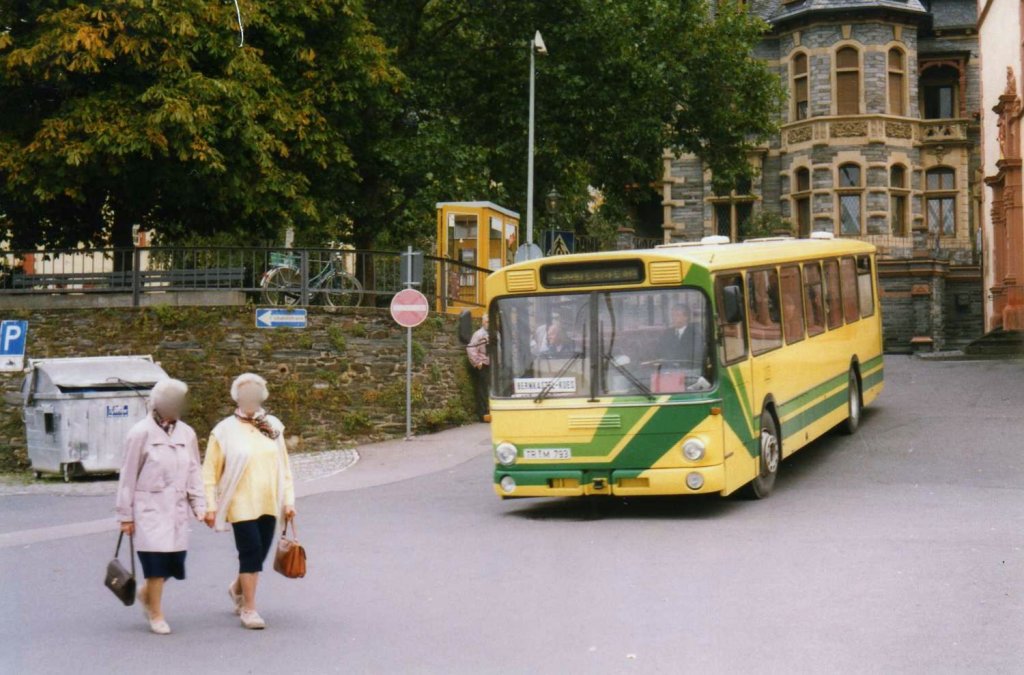 Mercedes O307 der Moselbahn, aufgenommen im Oktober 1997 in Bernkastel Kues.