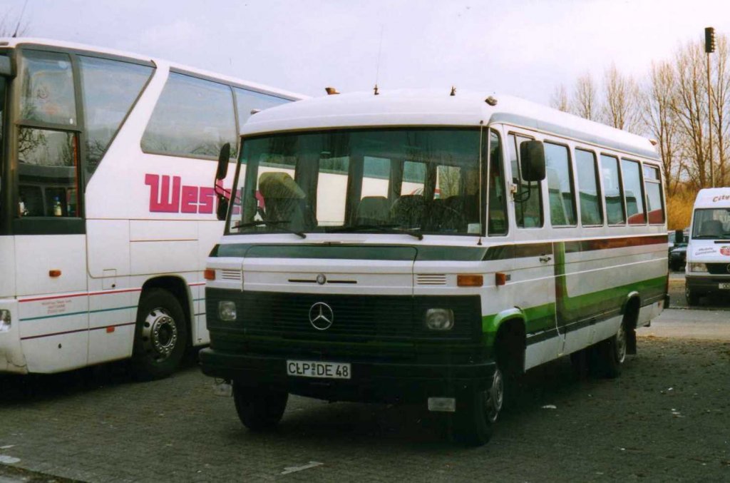 Mercedes O309, aufgenommen im Mrz 2003 auf dem Parkplatz der Westfalenhallen in Dortmund.