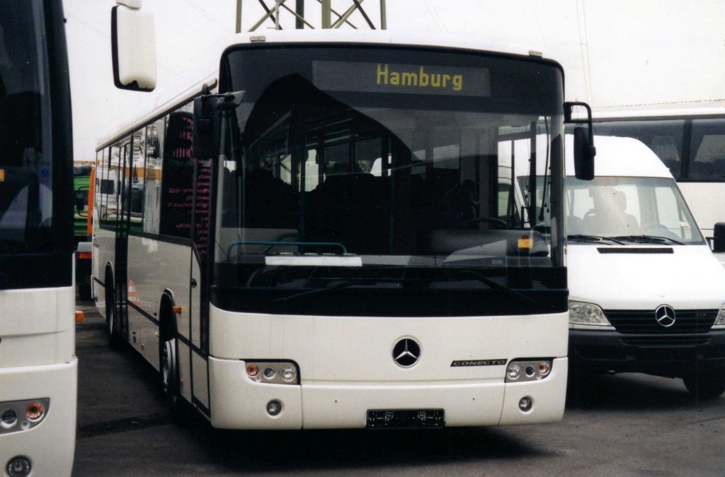 Mercedes O345 Neuwagen auf dem Gelnder der Evobus NL Dortmund im Mrz 2003.