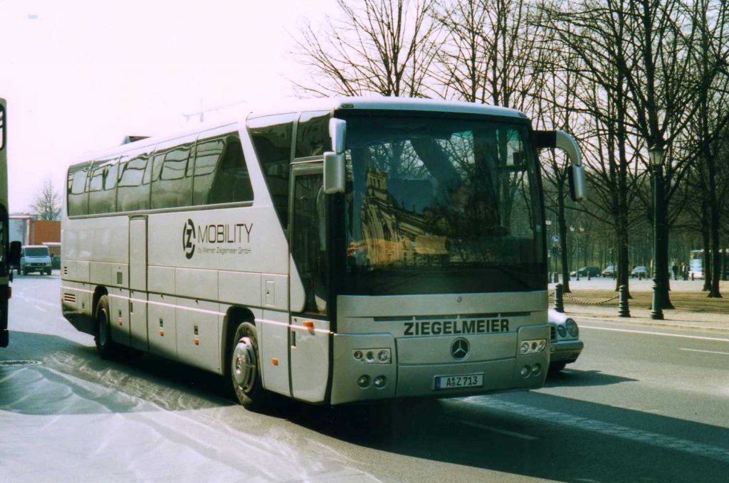 Mercedes O350 RHD, aufgenommen im April 2002 am Brandenburger Tor in Berlin.
