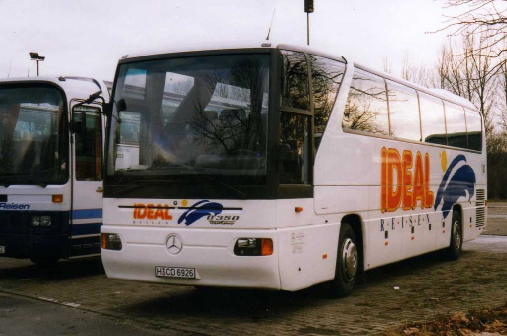 Mercedes O350 RHD, aufgenommen im November 1997 auf dem Parkplatz der Westfalenhallen in Dortmund.