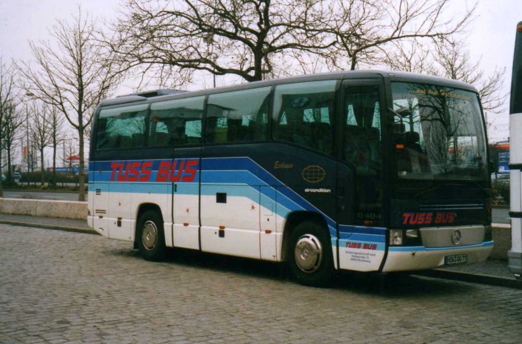Mercedes O404 10 RHD, aufgenommen im Februar 2003 am ZOB in Dortmund.