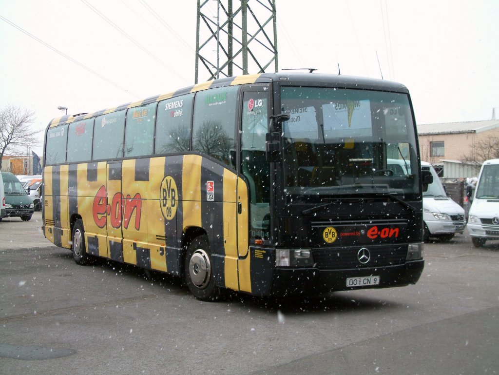 Mercedes O404 ehemaliger Mannschaftsbus von Borussia Dortmund, aufgenommen am 24.01.2004 auf dem Gelnde der Evobus NL Dortmund.