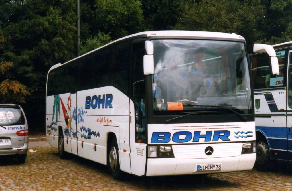 Mercedes O404 RHD, aufgenommen im August 1998 auf dem Parkplatz der Westfalenhallen in Dortmund.