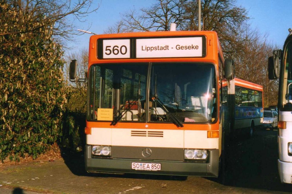 Mercedes O405 G, aufgenommen im Mrz 2002 auf dem Parkplatz der Westfalenhallen in Dortmund.