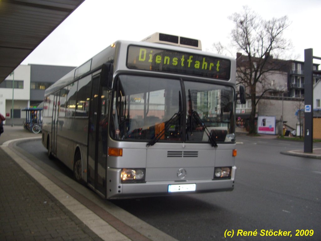 Mercedes O405 von Ptz Omnibusbetrieb GmbH an Bergisch Gladbach S am 11.12.09. Es handelt sich um Wagen 457 bei der Pause