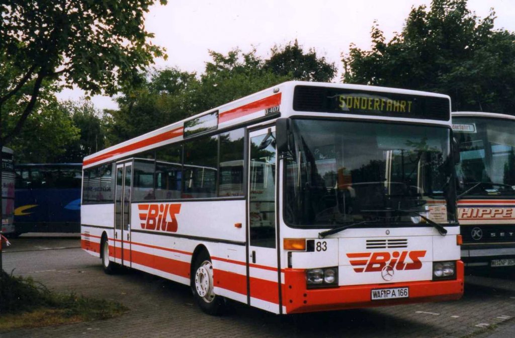 Mercedes O407, aufgenommen im August 1998 auf dem Parkplatz der Westfalenhallen in Dortmund.