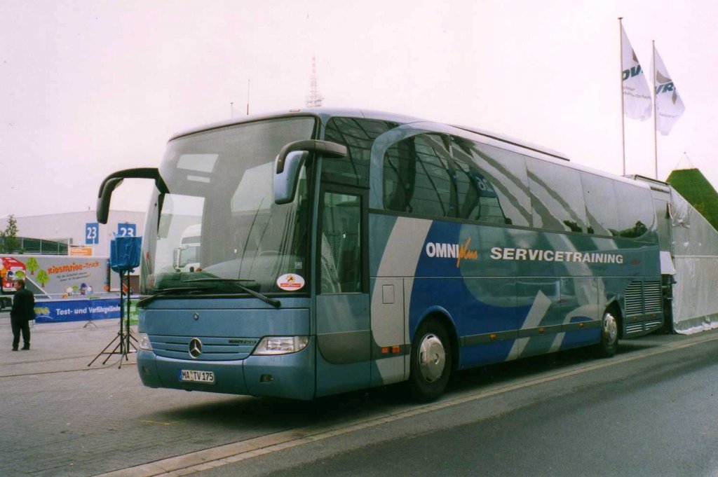 Mercedes O580 Travego, aufgenommen auf der IAA 2002 in Hannover.
