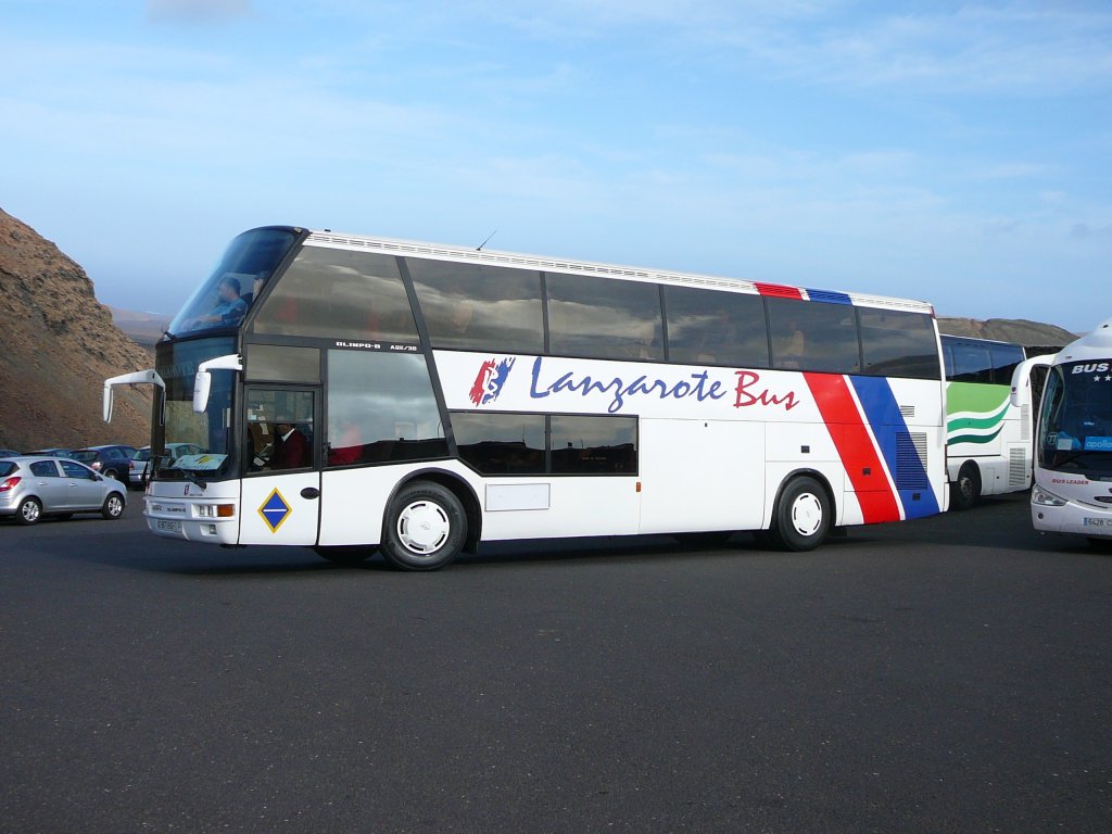 Mercedes Olimpo B von  Lanzarote Bus  verlsst den Parkplatz am Nationalpark Timafaya/Lanzarote im Januar 2010