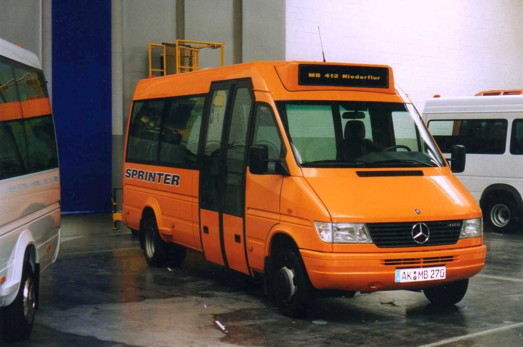 Mercedes Sprinter 412, aufgenommen im Mai 2001 in der Evobus NL Dortmund