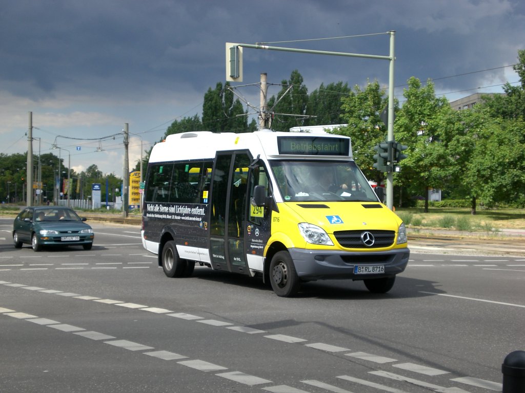 Mercedes-Sprinter auf Betriebsfahrt an der Haltestelle Lichtenberg Rhinstrae/Grtnerstrae.