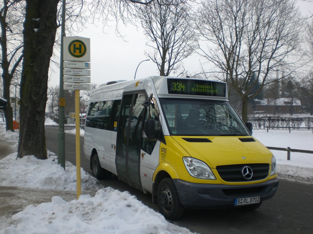 Mercedes-Sprinter auf der Linie 334 nach Siedlung Habichtswald an der Haltestelle Alt-Gatow.