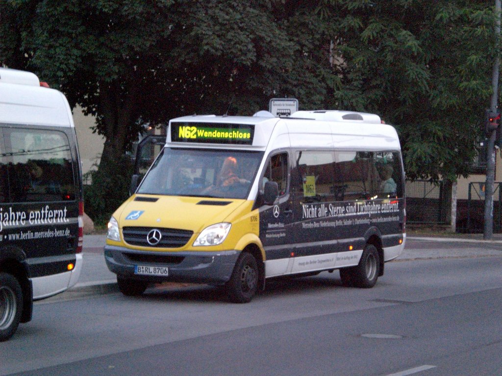 Mercedes-Sprinter auf der Linie N62 nach Wendenschlo an der Haltestelle Schloplatz Kpenick.