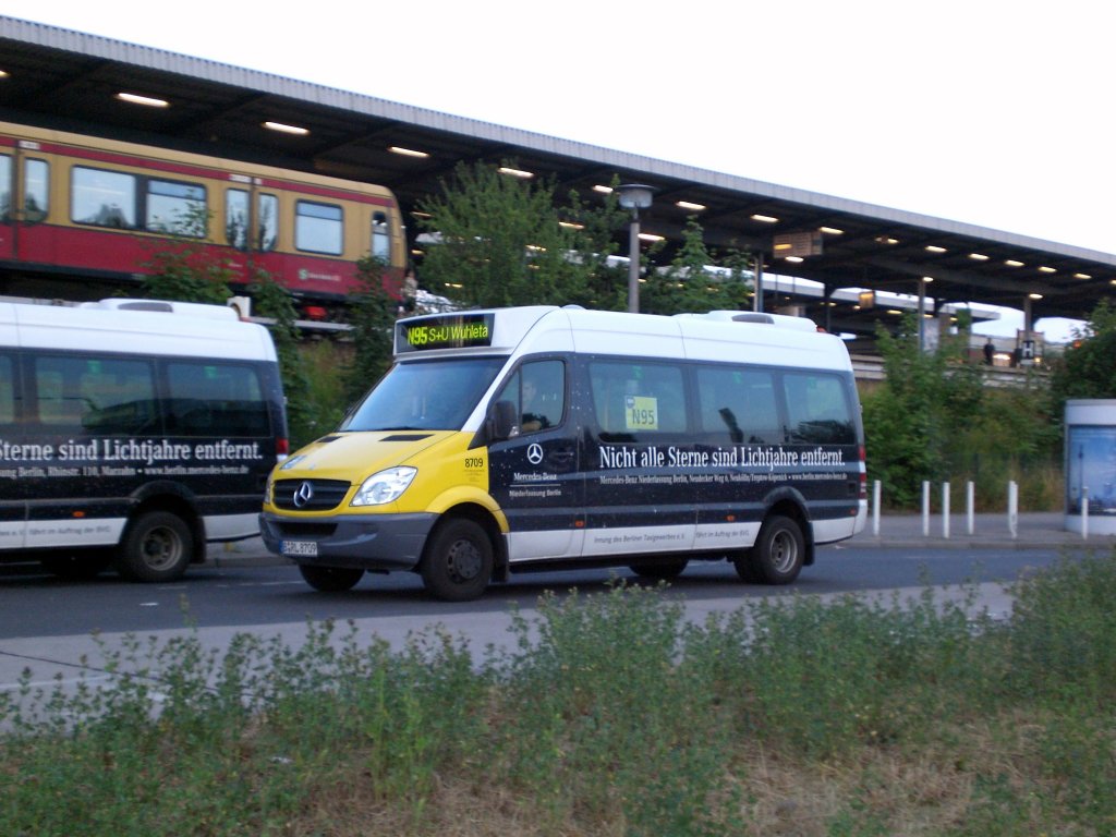 Mercedes-Sprinter auf der Linie N95 am S+U Bahnhof Wuhletal.