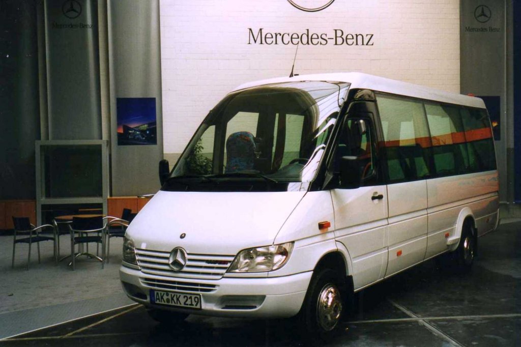 Mercedes Sprinter, aufgenommen im Mai 2001 auf dem Gelnde der Evobus NL in Dortmund.