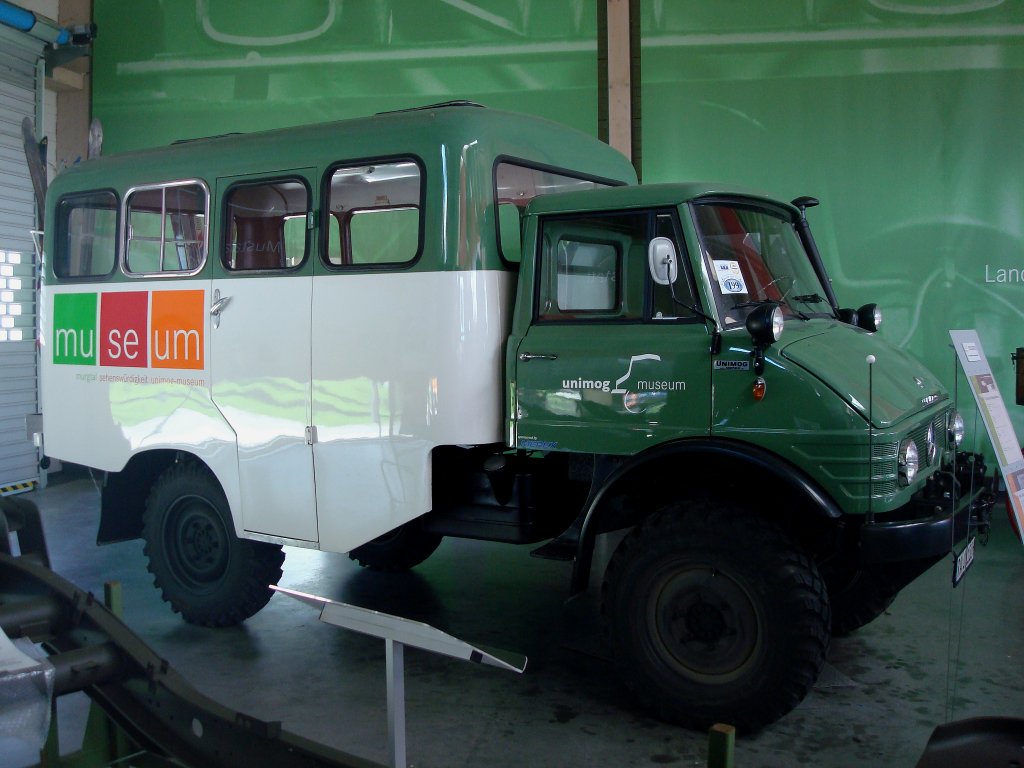 Mercedes Unimog 416a, dieser gelndegngige Unimog mit Busaufbau und 80PS fr 14 Personen stammt aus dem Jahr 1965, steht im Unimog Museum Gaggenau, Aug.2010