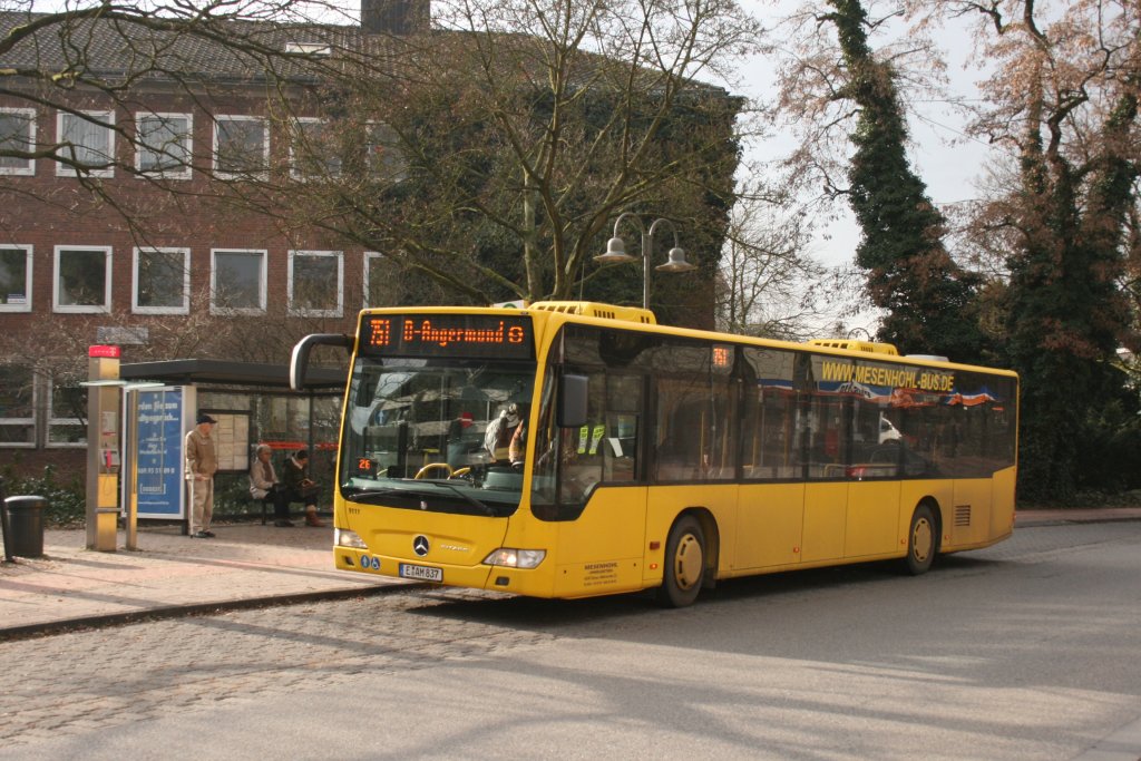 Mesenhohl 9111 (E AM 837) am Rathaus Lintorf mit der Linie 751 nach Dsseldorf Angermund.
2.3.2010