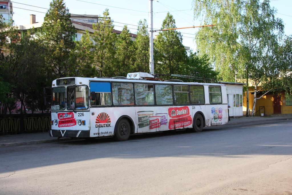Mit abgebgelten Stromstangen stand am 5.5.2013 dieser O-Bus ZIU 9 nahe dem Bahnhof
in Pernik in Bulgarien.